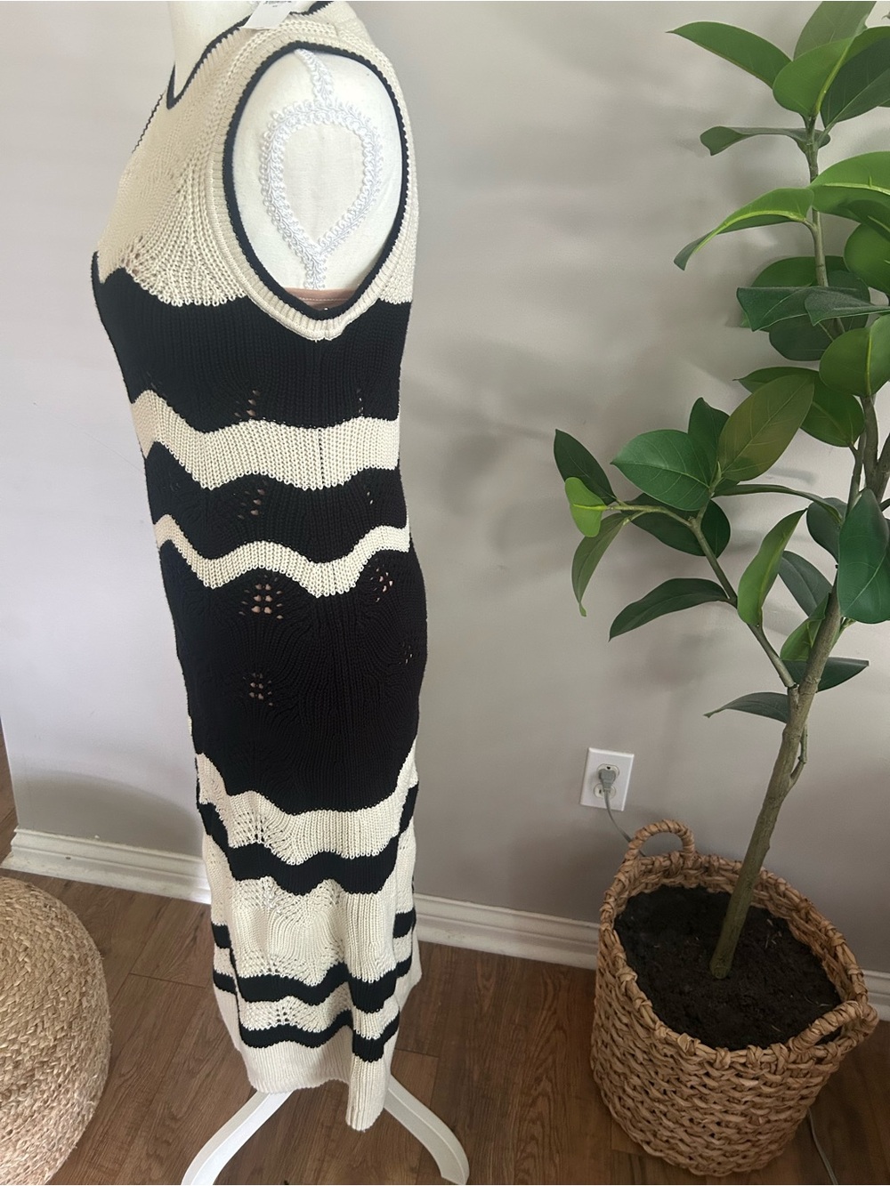 NWT GAP Black and Cream Wave Knit Midi Dress - Picture 4 of 11